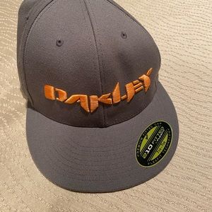 Never Worn Mens Oakley Hat